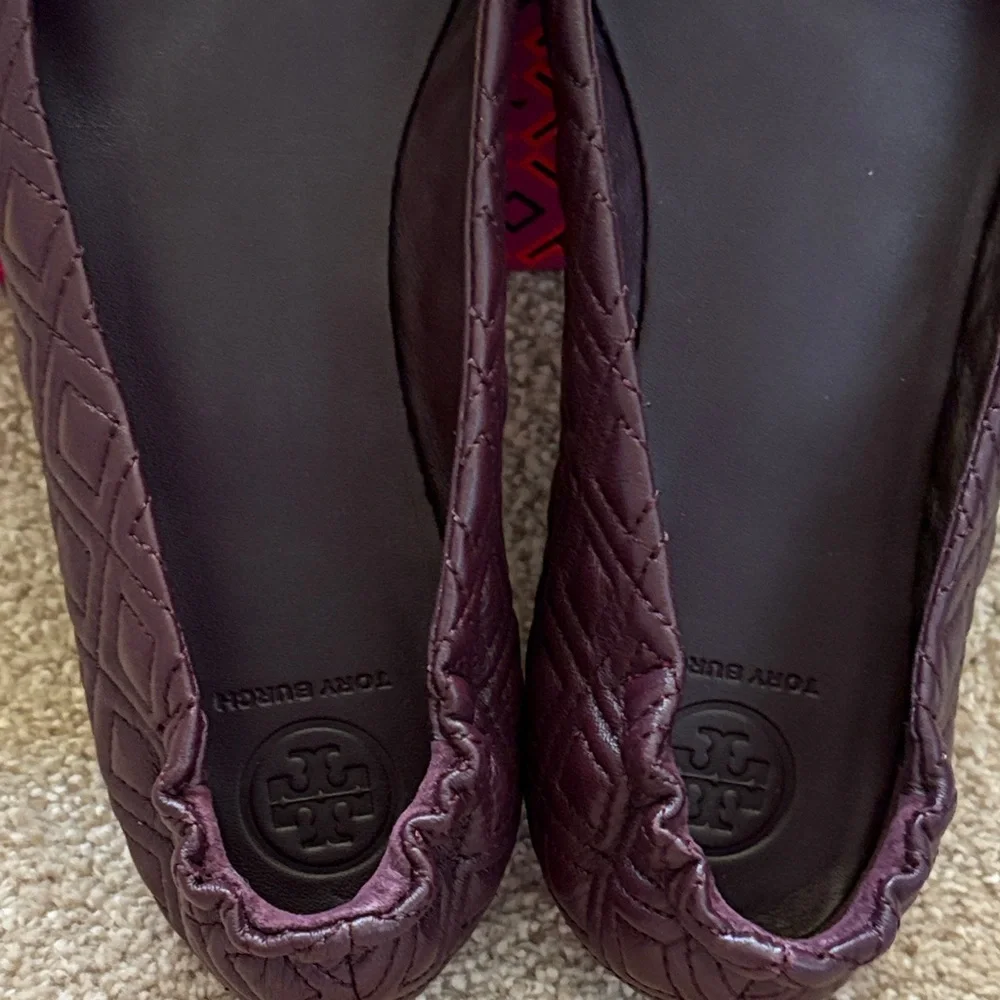 Tory Burch Dark Port Purple Quilted Minnie Travel Nappa Leather Flats Gold Logo - Picture 6 of 10